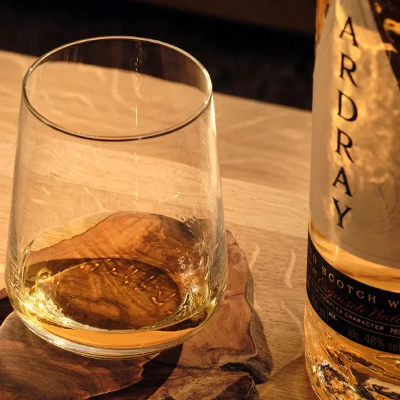 ARDRAY BLENDED SCOTCH WHISKY IN GLASS WITH BOTTLE