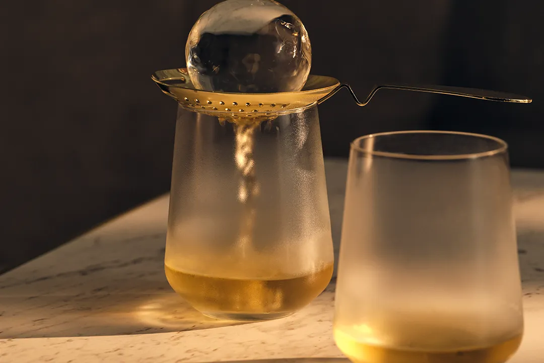 erfect_Serve_Square_Strainner_Pouring