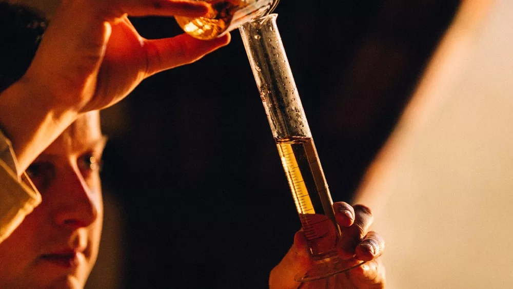 ardray blender looking at whisky in measuring tube