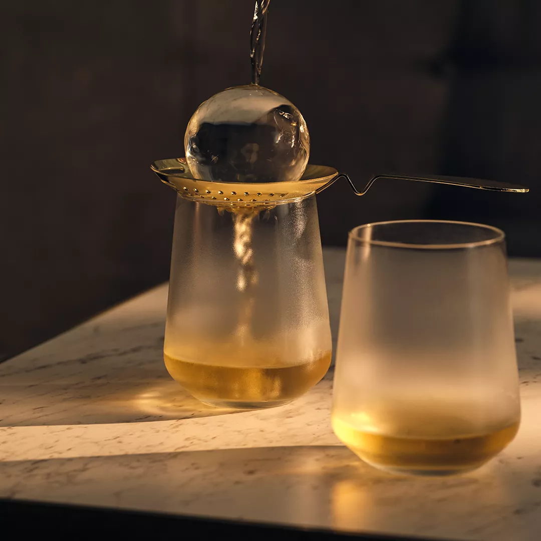 erfect_Serve_Square_Strainner_Pouring